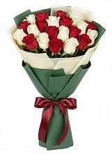 Букет Микс из красных и белых роз в Старотеряево