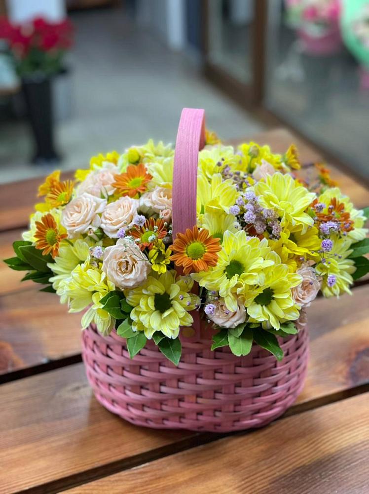 Цветочная композиция из Хризантемы и Розы в корзине в Старотеряево
